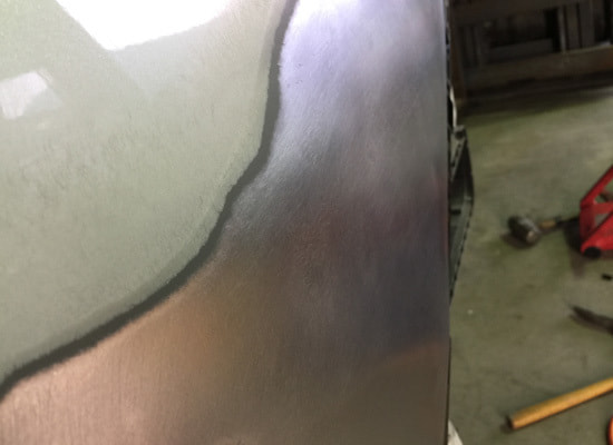 鈑金塗装施工中