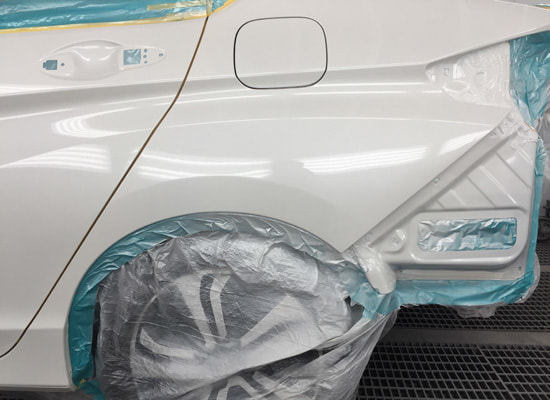 鈑金塗装施工中